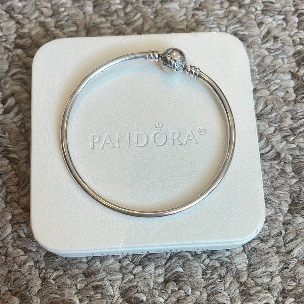 NWOT Pandora Silver Bow Bangle